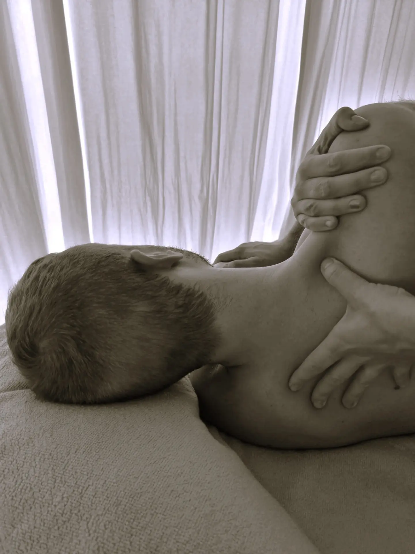 Therapeutische Massage am Rücken — Heilmassage bei Rückenschmerzen und Verspannungen bei Healing Touch Massage