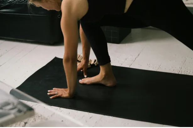 Yoga- und Mobilisationsübung — Bewegung als Ergänzung zur Massage bei Rückenschmerzen, FREIRAUM