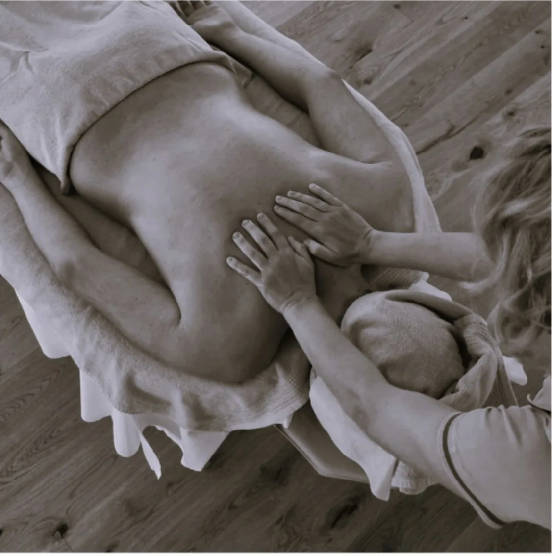 Entspannende Massage auf der Massageliege — Regeneration und Lösen von Rückenschmerzen bei FREIRAUM